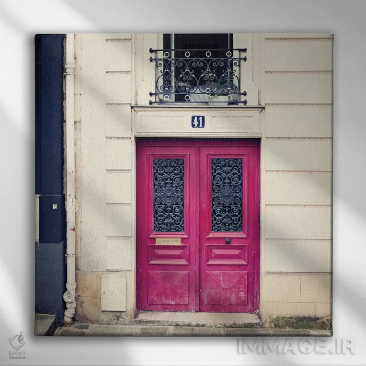 تابلو در صورتی پاریس اثر کارولین مینت - نمای روبهرو روی دیوار