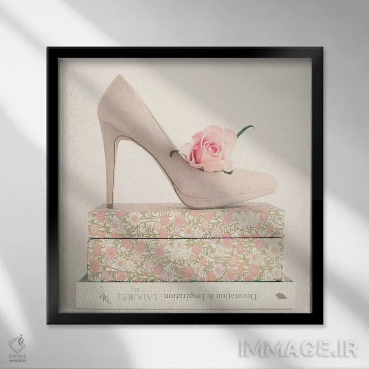 تابلو بالای کتابها اثر کارولین مینت - نمای قابدار مشکی