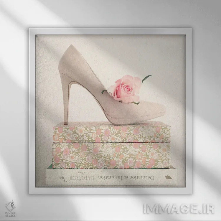 تابلو بالای کتابها اثر کارولین مینت - نمای قابدار سفید