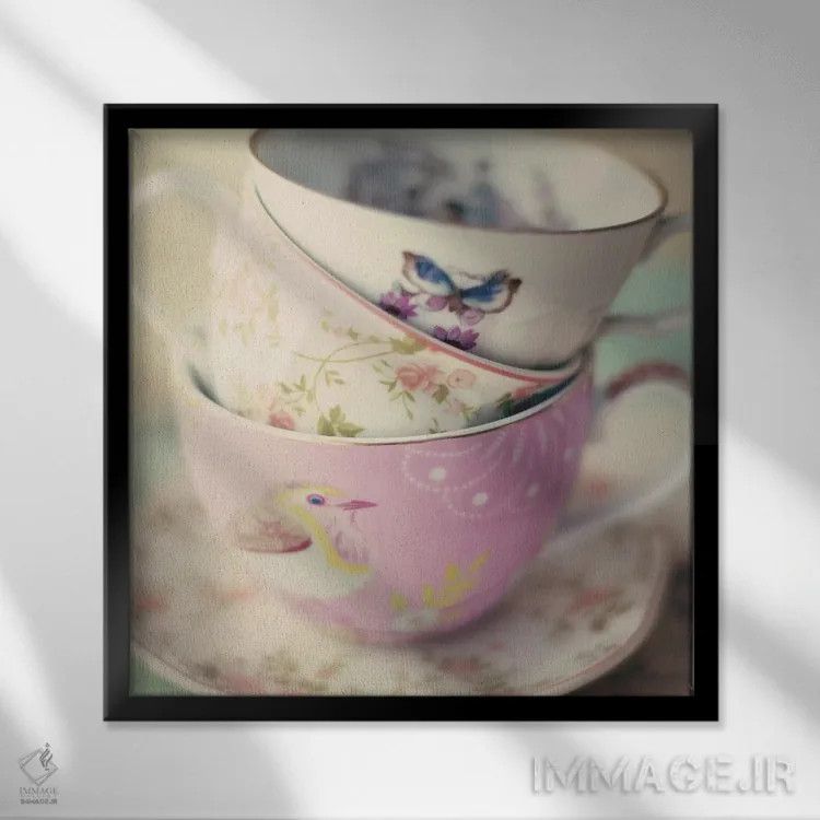 تابلو فنجانهای کمرنگ (فرسوده) اثر کارولین مینت - نمای قابدار مشکی