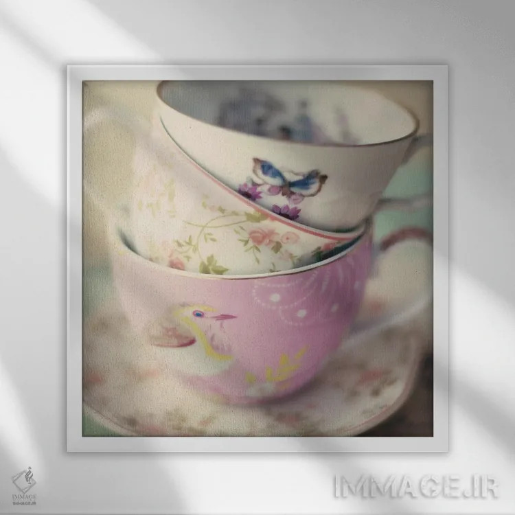تابلو فنجانهای کمرنگ (فرسوده) اثر کارولین مینت - نمای قابدار سفید