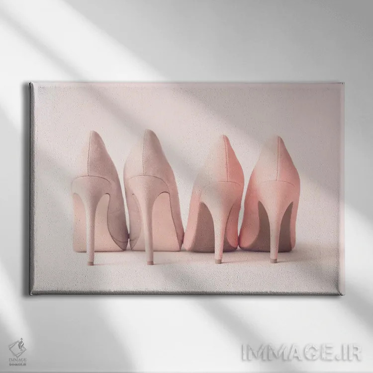 تابلو کفشهای پاشنهبلند کمرنگ اثر کارولین مینت - نمای روبهرو روی دیوار