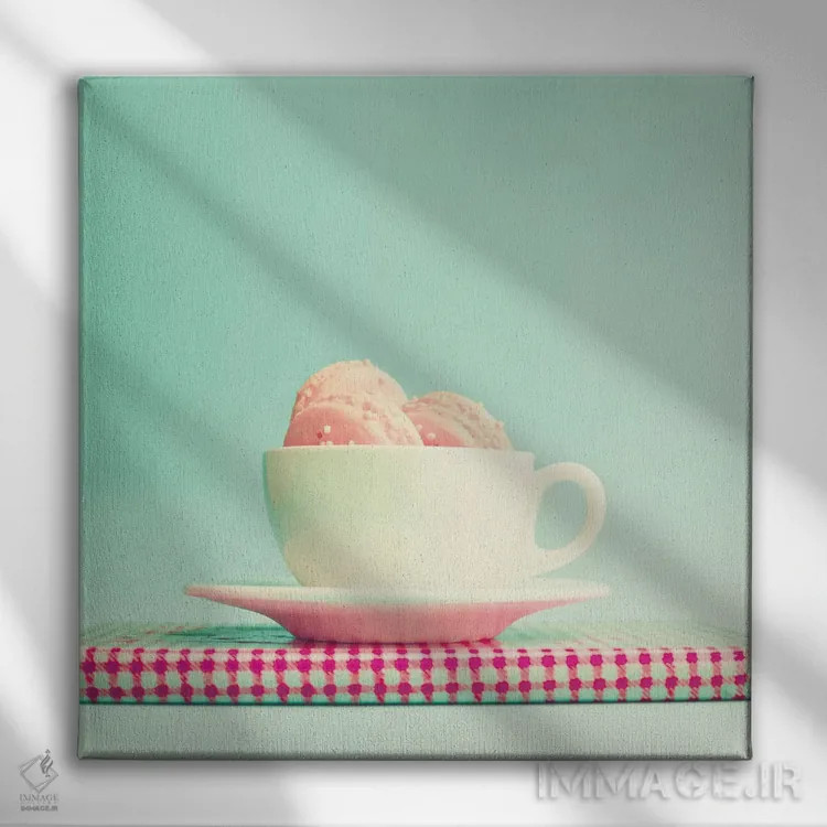 تابلو فنجانی از ماکارونها اثر کارولین مینت - نمای روبهرو روی دیوار