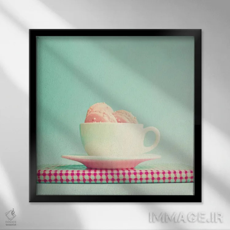 تابلو فنجانی از ماکارونها اثر کارولین مینت - نمای قابدار مشکی