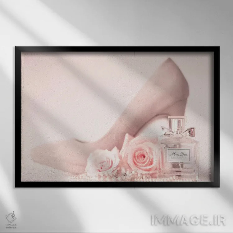 تابلو ظریف و زنانه اثر کارولین مینت - نمای قابدار مشکی