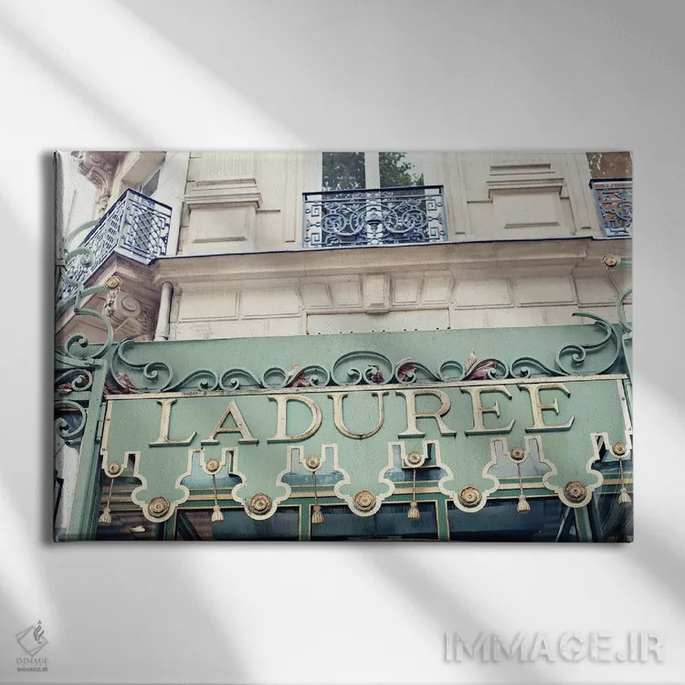 تابلو لادوره (شیرینیفروشی فرانسوی) اثر کارولین مینت - نمای روبهرو روی دیوار