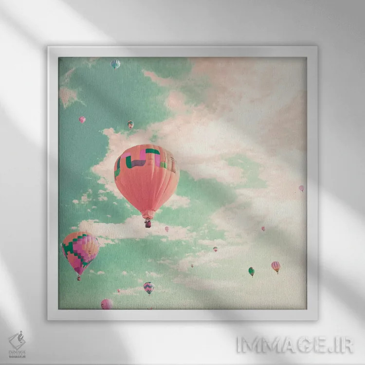 تابلو بالونهای هوای گرم بر فراز آسمان نعناعی اثر کارولین مینت - نمای قابدار سفید
