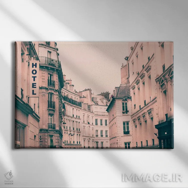 تابلو هتل (به فرانسوی) اثر کارولین مینت - نمای روبهرو روی دیوار