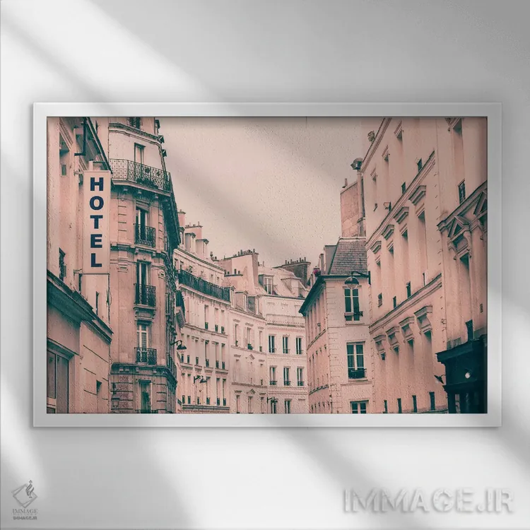 تابلو هتل (به فرانسوی) اثر کارولین مینت - نمای قابدار سفید