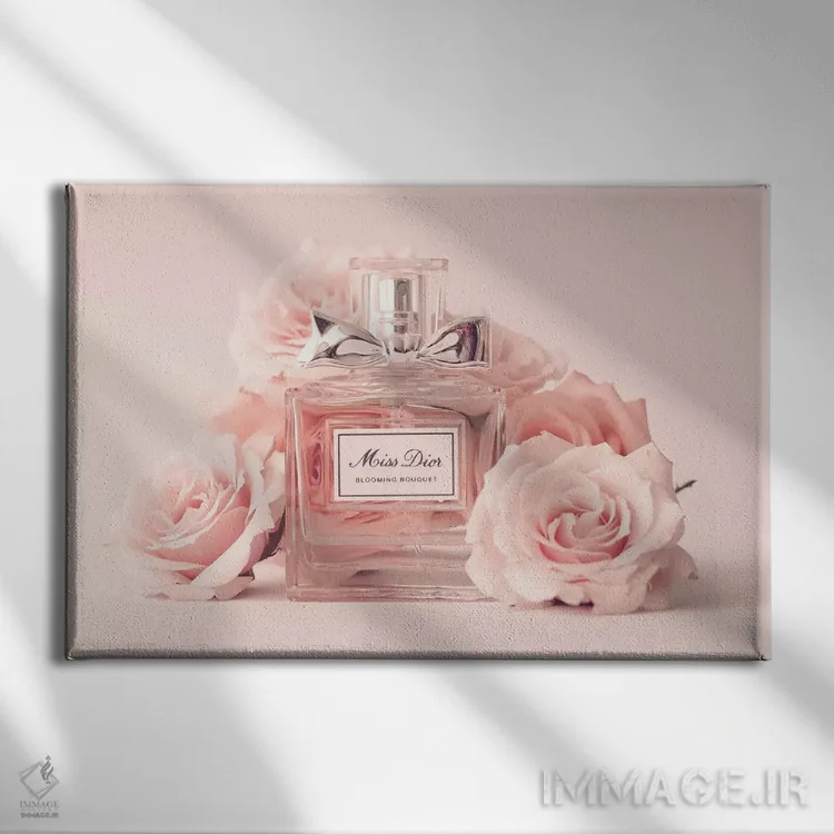 تابلو میس دیور (عطر زنانه) اثر کارولین مینت - نمای روبهرو روی دیوار