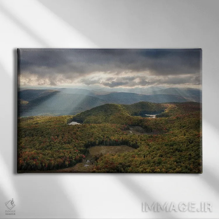 تابلو New York State. Autumn sunrays in the mountains, Adirondack Mountains.,آمریکا، ایالت نیویورک. پرتوهای خورشید پاییزی در کوههای آدیرونداک اثر کریس موری - نمای روبهرو روی دیوار