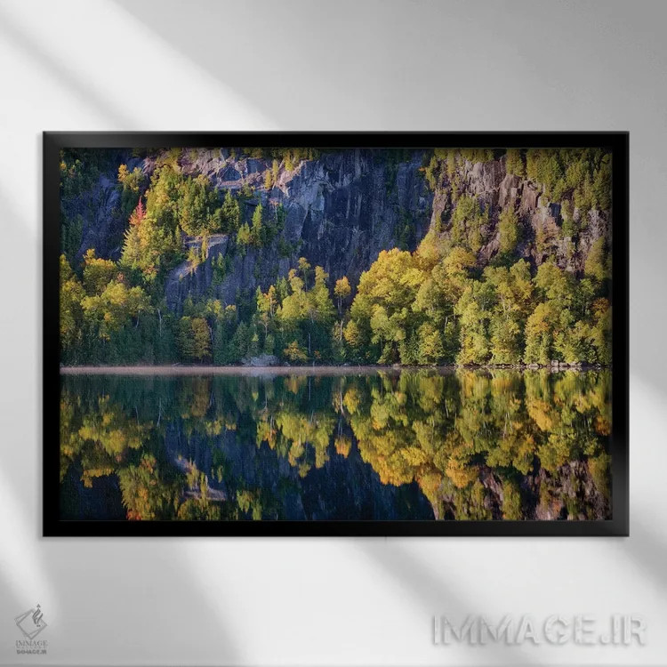 تابلو New York State. Autumn reflections in Chapel Pond, Adirondack Mountains.,آمریکا، ایالت نیویورک. بازتابهای پاییزی در دریاچه چپل، کوههای آدیرونداک اثر کریس موری - نمای قابدار مشکی