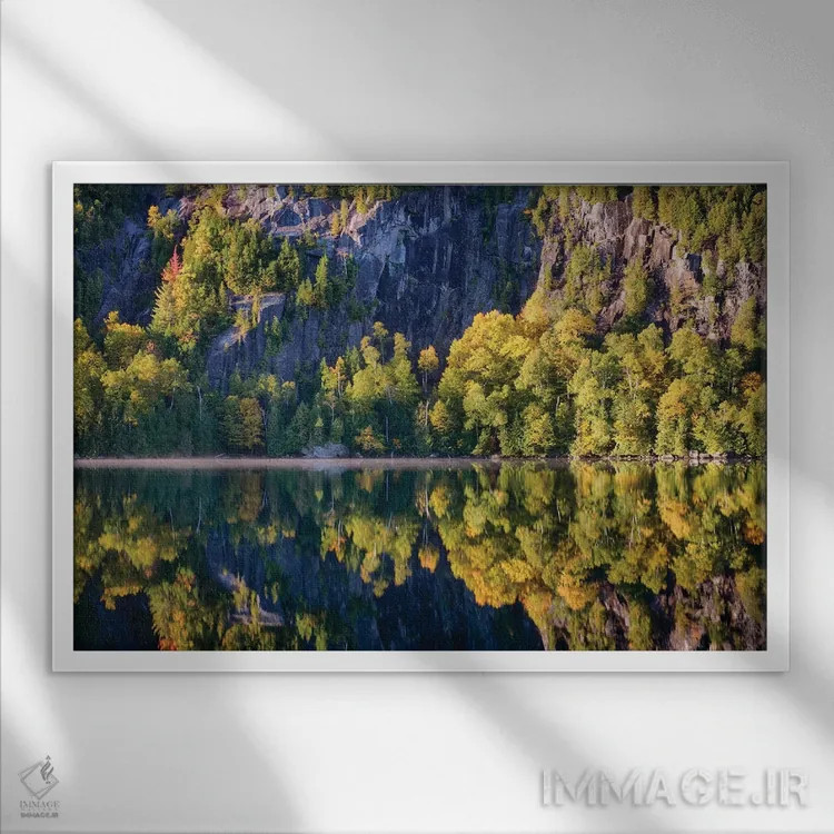 تابلو New York State. Autumn reflections in Chapel Pond, Adirondack Mountains.,آمریکا، ایالت نیویورک. بازتابهای پاییزی در دریاچه چپل، کوههای آدیرونداک اثر کریس موری - نمای قابدار سفید