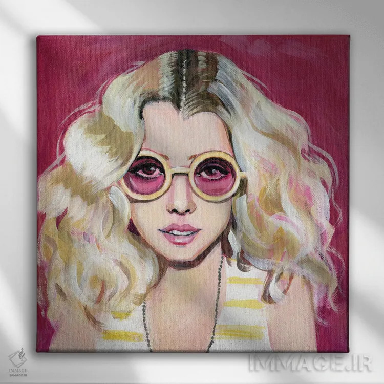 تابلو دختر دهه هفتادی با عینک آفتابی اثر کتی مینگوس - نمای روبهرو روی دیوار