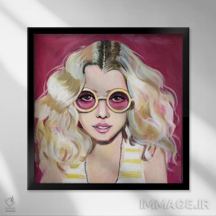 تابلو دختر دهه هفتادی با عینک آفتابی اثر کتی مینگوس - نمای قابدار مشکی