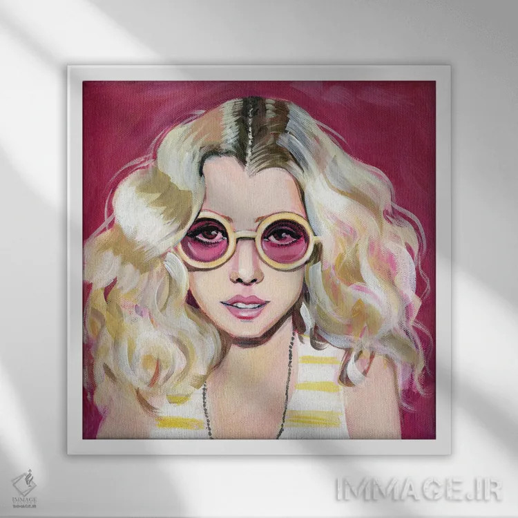 تابلو دختر دهه هفتادی با عینک آفتابی اثر کتی مینگوس - نمای قابدار سفید