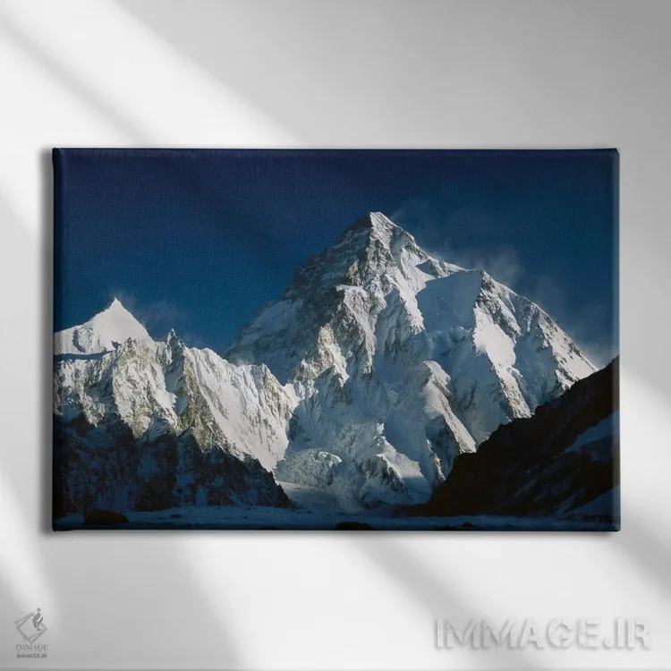 تابلو کوهنوردی در سپیدهدم، نمای کی۲ از کمپ پایین براود پیک، یخچال گادوین آستین، قراقروم، پاکستان اثر کالین مونتیث - نمای روبهرو روی دیوار