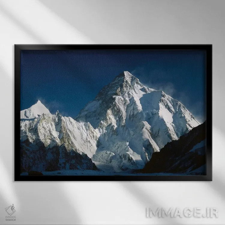 تابلو کوهنوردی در سپیدهدم، نمای کی۲ از کمپ پایین براود پیک، یخچال گادوین آستین، قراقروم، پاکستان اثر کالین مونتیث - نمای قابدار مشکی