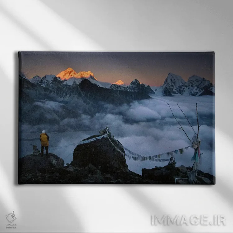 تابلو کوهنوردی که در هنگام غروب از گکیو ری، خمبو، نپال، منظره اورست و هیمالیا را تماشا میکند اثر کالین مونتیث - نمای روبهرو روی دیوار