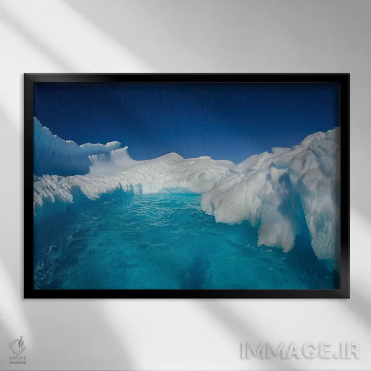 تابلو کوه یخ تراشیده شده، سرزمین تِر آدلی، شرق قطب جنوب اثر کالین مونتیث - نمای قابدار مشکی