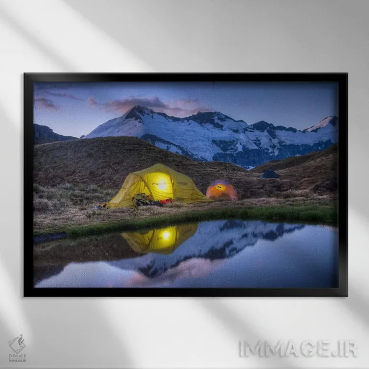 تابلو کمپزنها در چادرهای روشن با چراغقوه مطالعه میکنند، کسکید سدل، پارک ملی کوه اسپایرینگ، نیوزیلند اثر کالین مونتیث - نمای قابدار مشکی