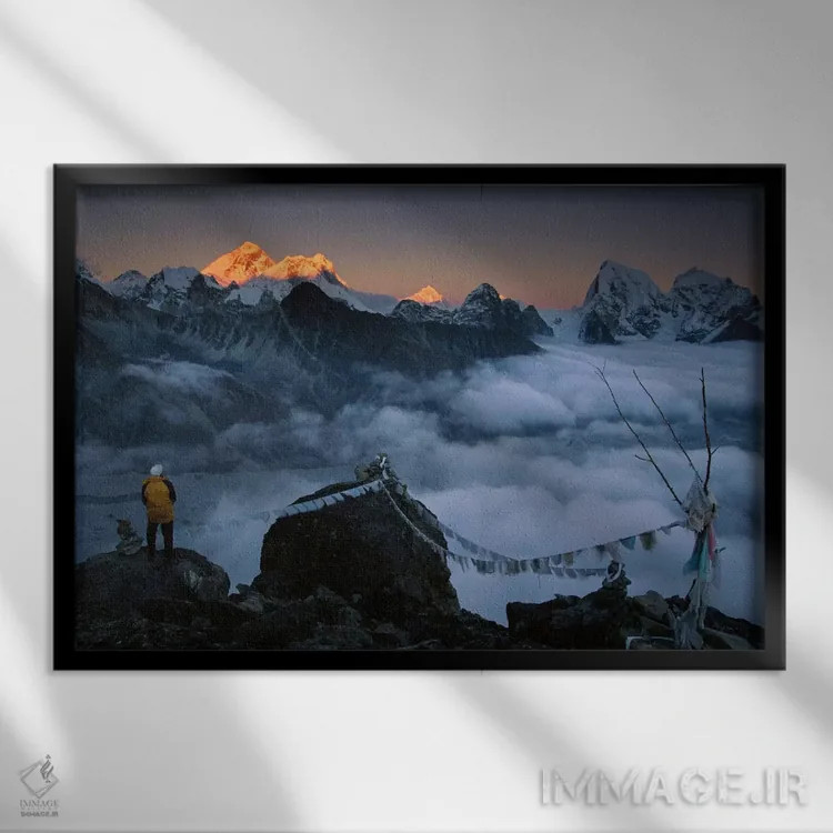 تابلو کوهنوردی که در هنگام غروب از گکیو ری، خمبو، نپال، منظره اورست و هیمالیا را تماشا میکند اثر کالین مونتیث - نمای قابدار مشکی