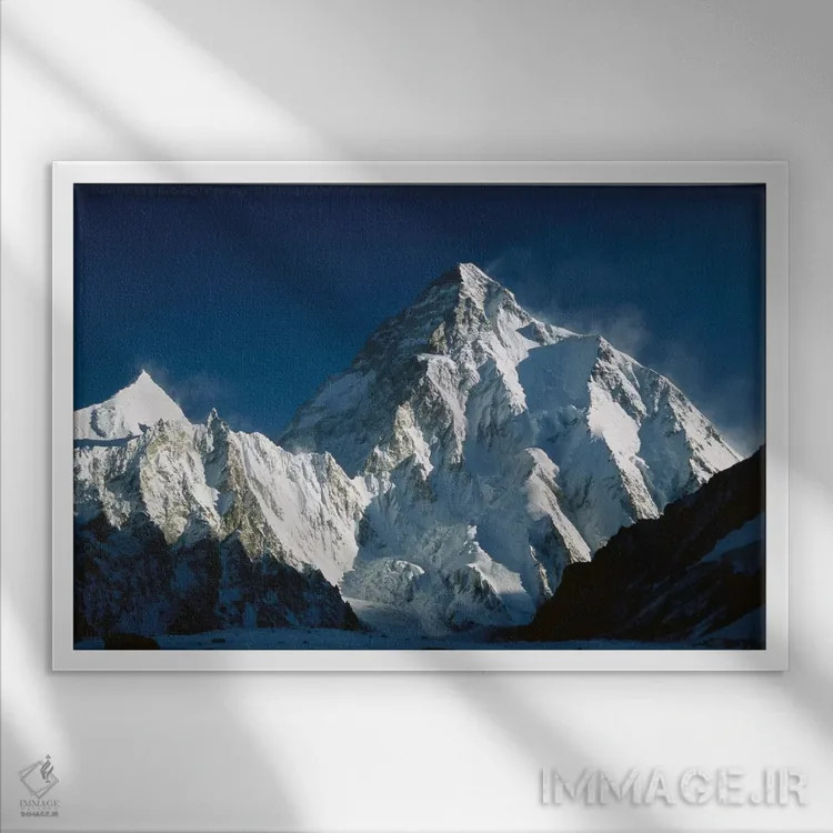 تابلو کوهنوردی در سپیدهدم، نمای کی۲ از کمپ پایین براود پیک، یخچال گادوین آستین، قراقروم، پاکستان اثر کالین مونتیث - نمای قابدار سفید
