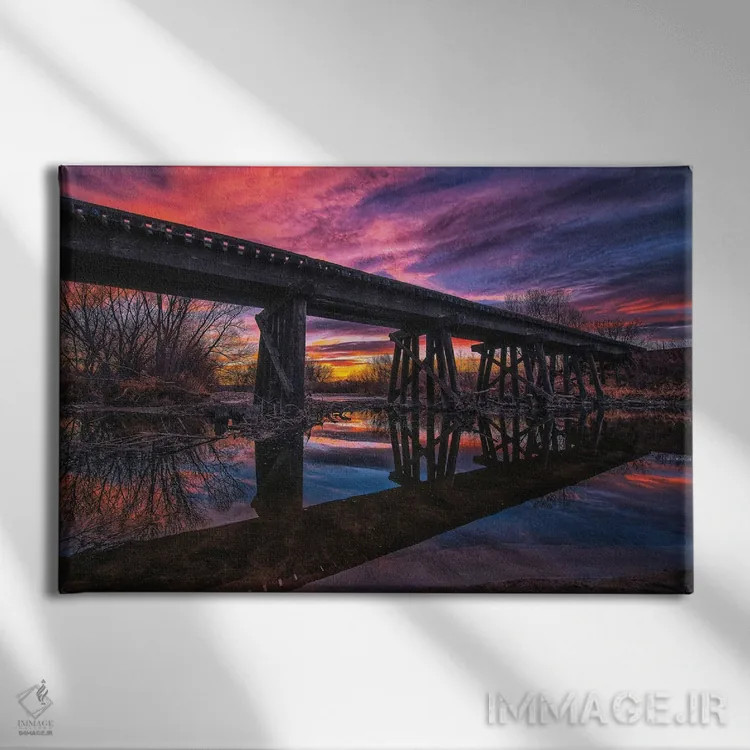 تابلو بازتاب پل راهآهن در غروب اثر کریستوفر توماس - نمای روبهرو روی دیوار