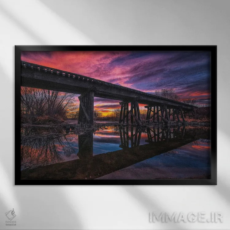 تابلو بازتاب پل راهآهن در غروب اثر کریستوفر توماس - نمای قابدار مشکی