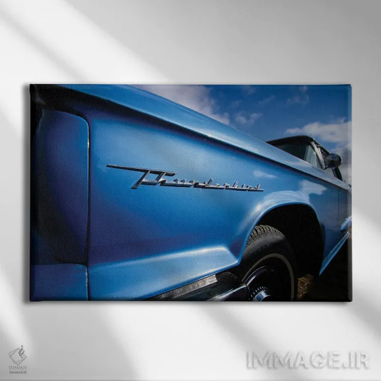 تابلو تاندربرد آبی آسمانی (خودرو مشهور) اثر کریستوفر توماس - نمای روبهرو روی دیوار