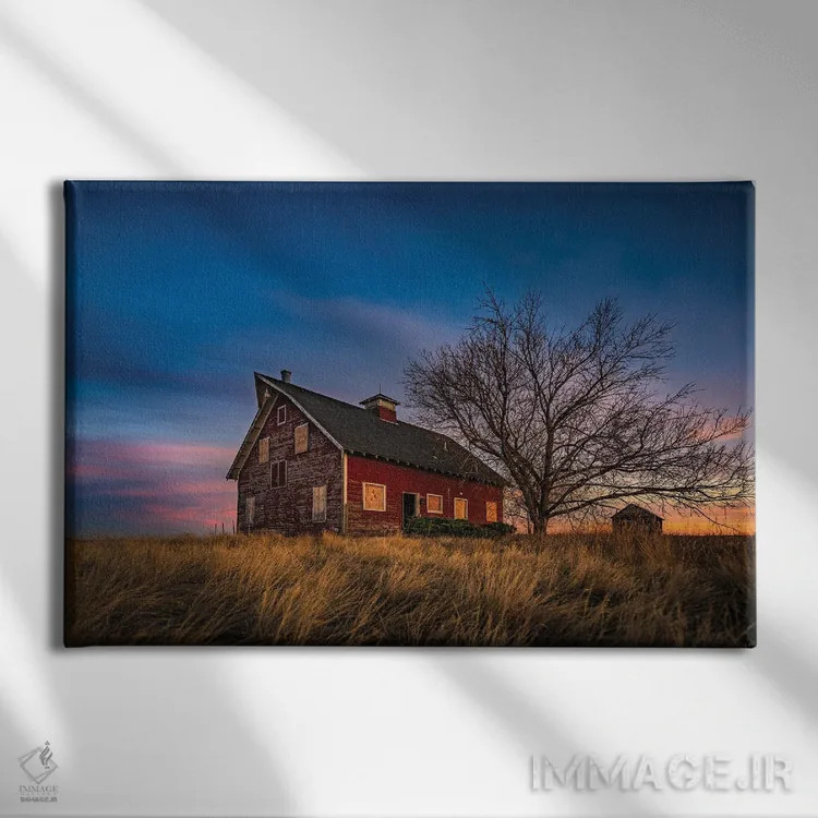 تابلو غروب در طویله قدیمی قرمز اثر کریستوفر توماس - نمای روبهرو روی دیوار