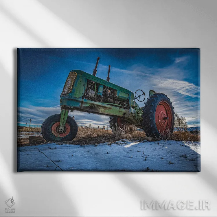 تابلو تراکتور الیور قدیمی در زمستان اثر کریستوفر توماس - نمای روبهرو روی دیوار