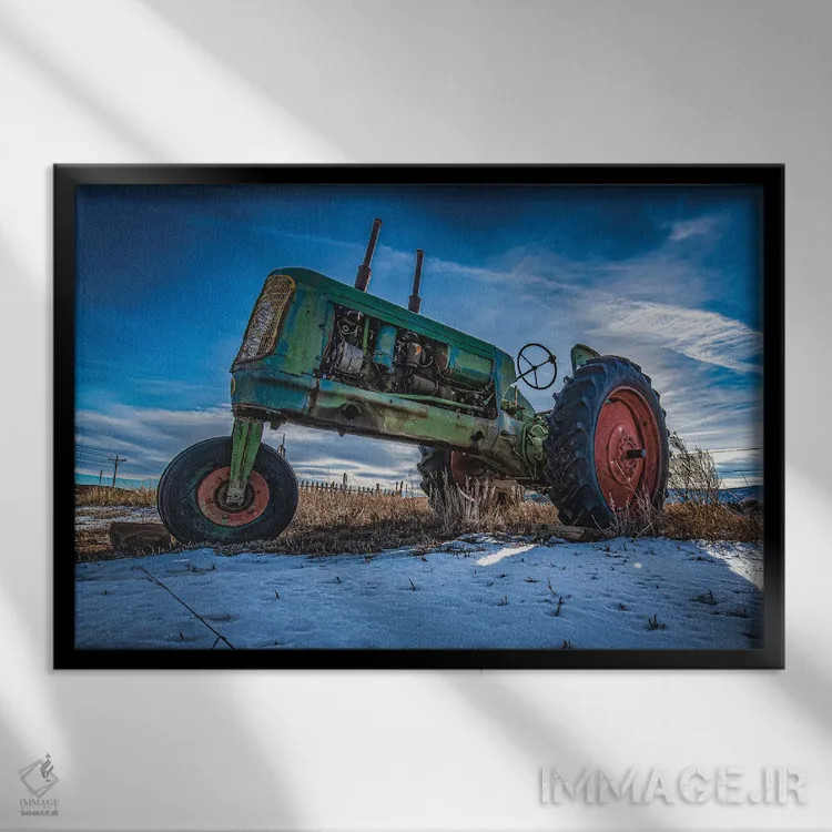 تابلو تراکتور الیور قدیمی در زمستان اثر کریستوفر توماس - نمای قابدار مشکی