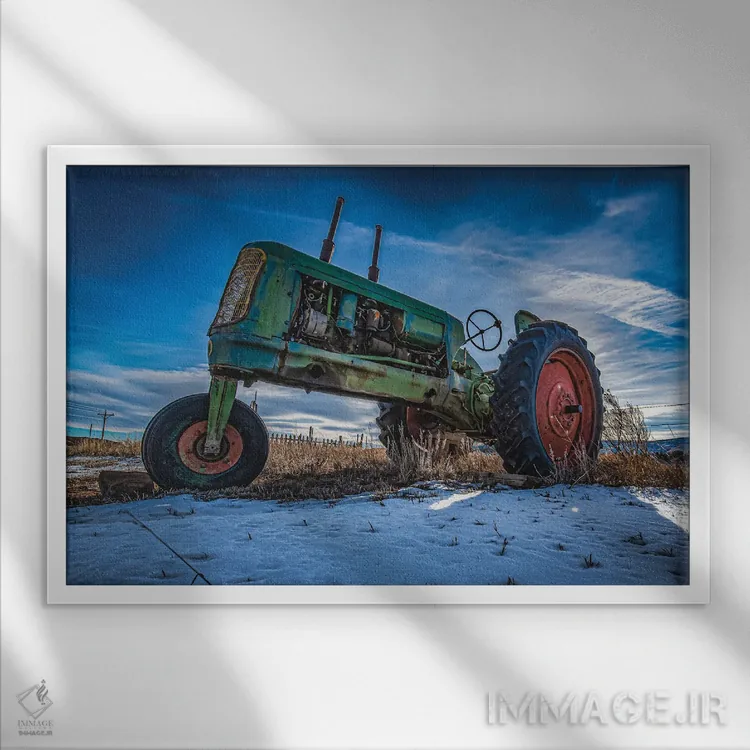 تابلو تراکتور الیور قدیمی در زمستان اثر کریستوفر توماس - نمای قابدار سفید