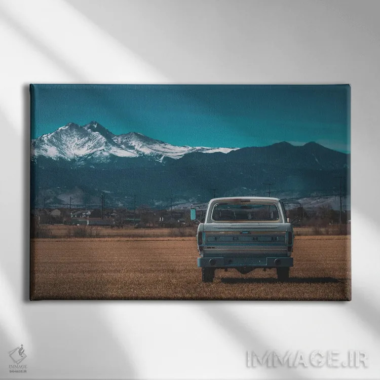 تابلو کامیون مزرعه در یک زمین اثر کریستوفر توماس - نمای روبهرو روی دیوار