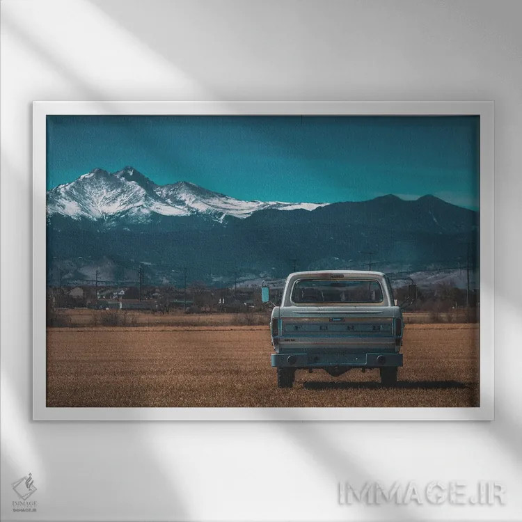 تابلو کامیون مزرعه در یک زمین اثر کریستوفر توماس - نمای قابدار سفید