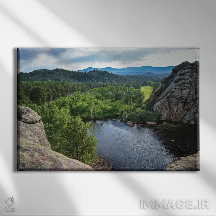 تابلو چشمانداز دریاچهٔ شبح اثر کریستوفر توماس - نمای روبهرو روی دیوار