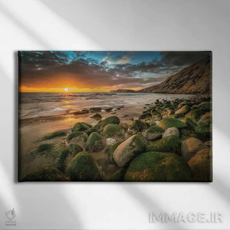تابلو سنگهای پوشیده از جلبک در غروب کامپتون اثر چاد پاول - نمای روبهرو روی دیوار