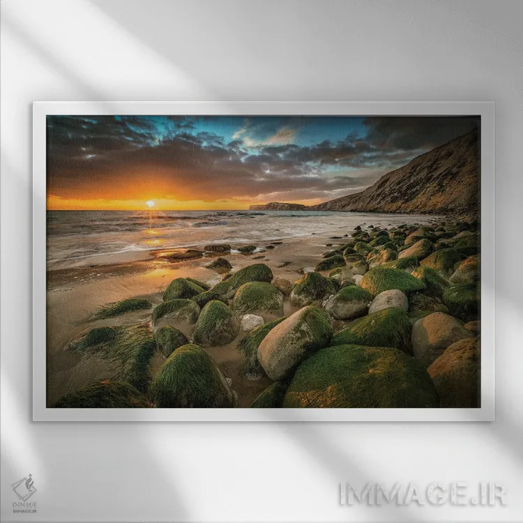 تابلو سنگهای پوشیده از جلبک در غروب کامپتون اثر چاد پاول - نمای قابدار سفید