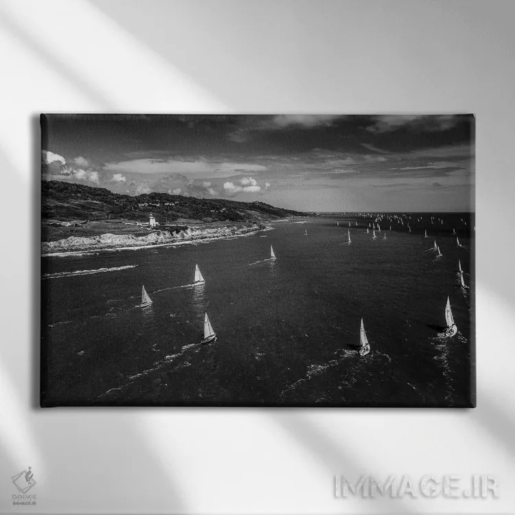 تابلو ناوگانی از قایقهای تفریحی در حال عبور از فانوس دریایی کاترین مقدس اثر چاد پاول - نمای روبهرو روی دیوار