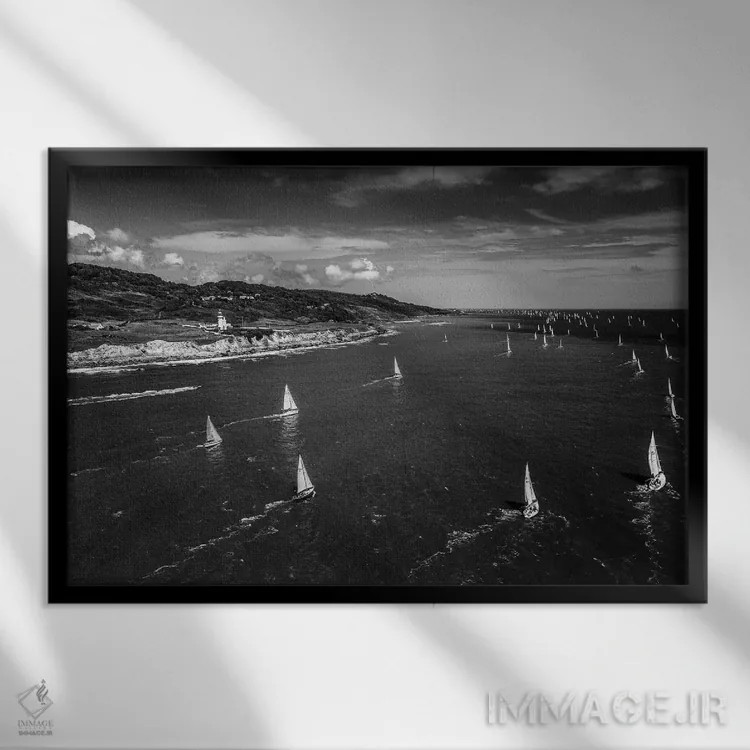 تابلو ناوگانی از قایقهای تفریحی در حال عبور از فانوس دریایی کاترین مقدس اثر چاد پاول - نمای قابدار مشکی