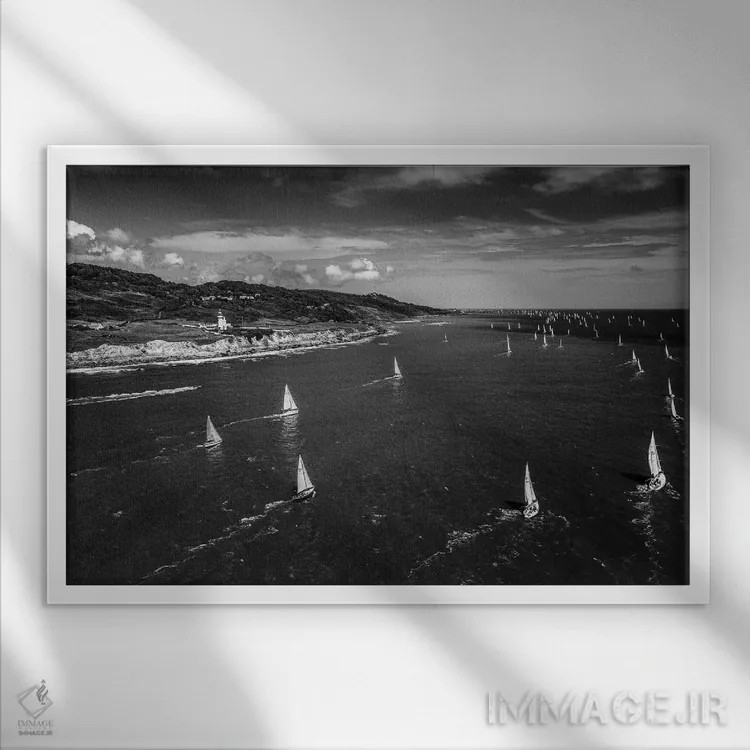 تابلو ناوگانی از قایقهای تفریحی در حال عبور از فانوس دریایی کاترین مقدس اثر چاد پاول - نمای قابدار سفید