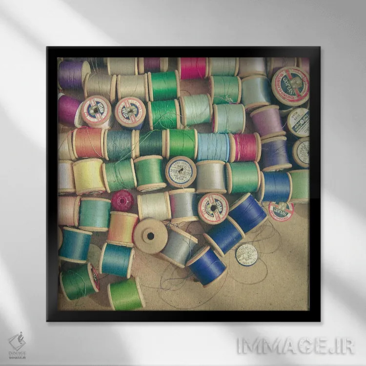 تابلو قرقرههای نخ پنبه اثر کاسیا بک - نمای قابدار مشکی