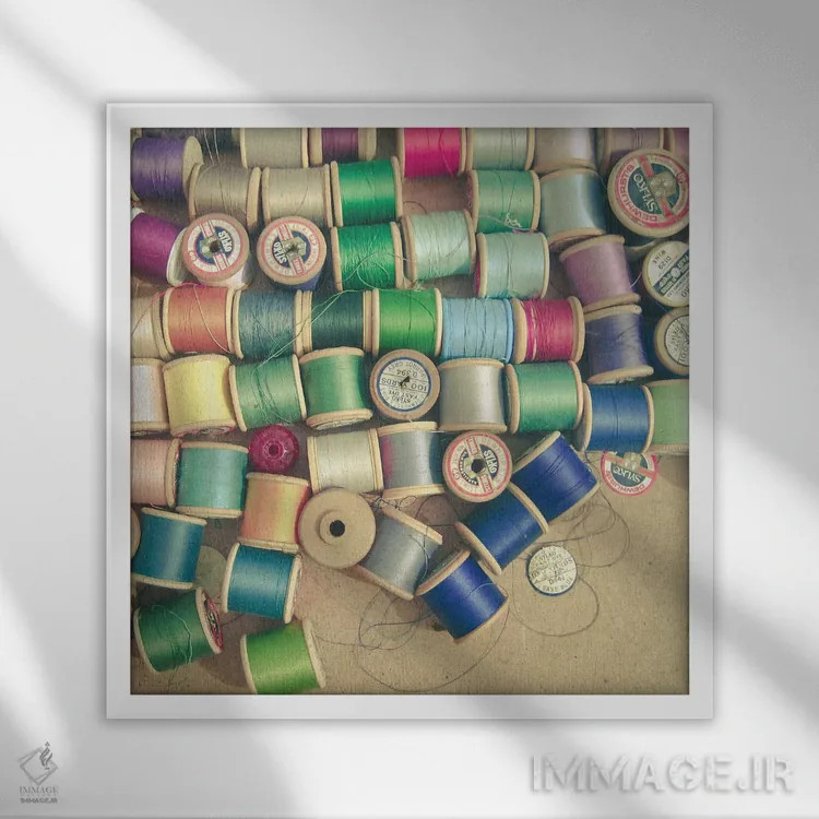 تابلو قرقرههای نخ پنبه اثر کاسیا بک - نمای قابدار سفید