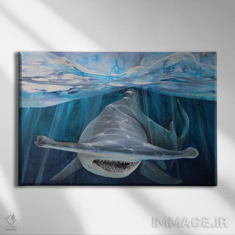 تابلو کوسه سر چکشی اثر کریس جیمز - نمای روبهرو روی دیوار