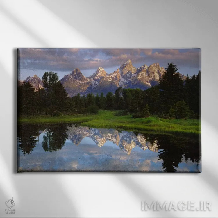 تابلو رشتهکوه تیتان و بازتاب آن در رودخانه اسنِیک، پارک ملی گرند تیتان، وایومینگ، آمریکا اثر کریستوفر تالبوت فرانک - نمای روبهرو روی دیوار