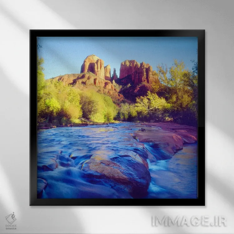 تابلو صخره کلیسایی با رود اوک در پیشزمینه، جنگل ملی کوکونینو، شهرستان یاواپای، آریزونا، آمریکا اثر کریستوفر تالبوت فرانک - نمای قابدار مشکی
