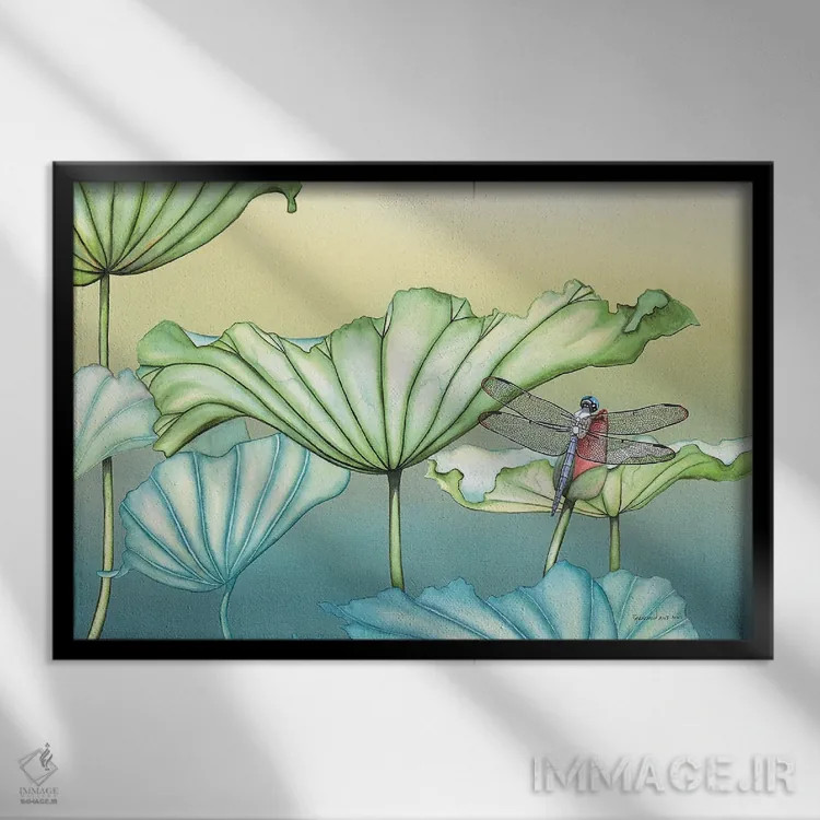 تابلو سنجاقک روی شکوفه نیلوفر آبی اثر کریستین ریشو - نمای قابدار مشکی