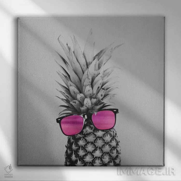 تابلو خانم آناناس اثر چلسیا ویکتوریا - نمای روبهرو روی دیوار