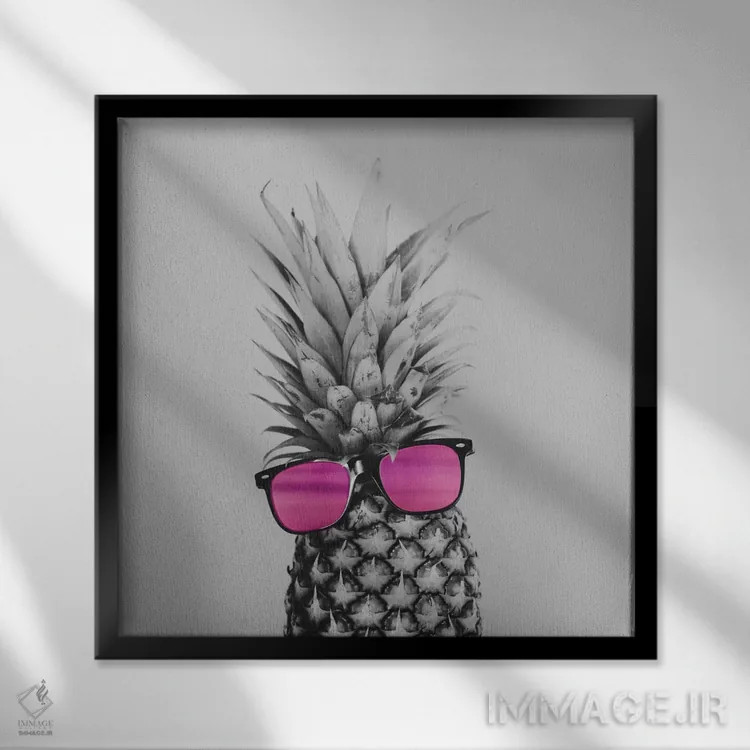 تابلو خانم آناناس اثر چلسیا ویکتوریا - نمای قابدار مشکی